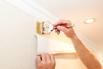 Pose de papier peint à Priziac — revêtements muraux et toiles de verre